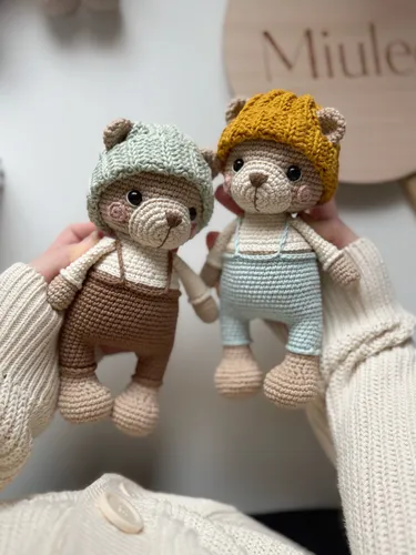 Medvedík Bery s čiapkou